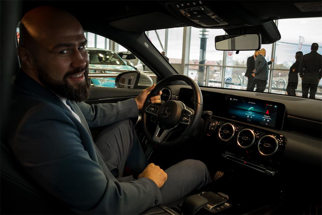 Alen Babić u Mercedes-Benz automobilu